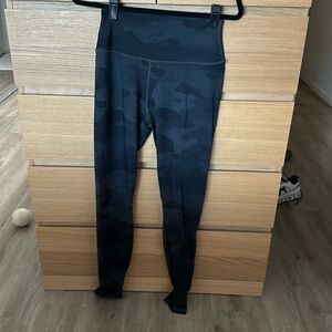 Alo size M camo leggings
